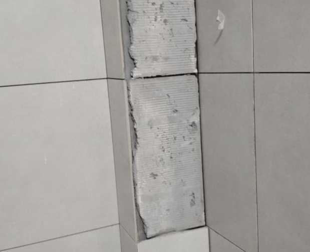 湘潭市瓷砖空鼓维修公司分享下瓷砖施工前基层浇水润湿程度不足，可能导致以下问题
